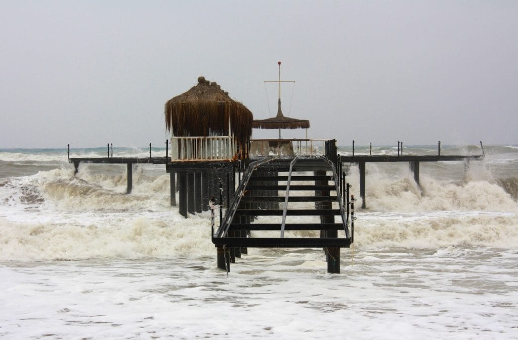 spiaggia con onde che anticipa un maremoto