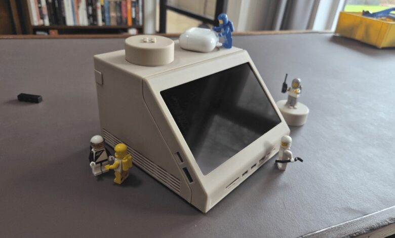 mattoncino lego gigante con pc funzionante all'interno