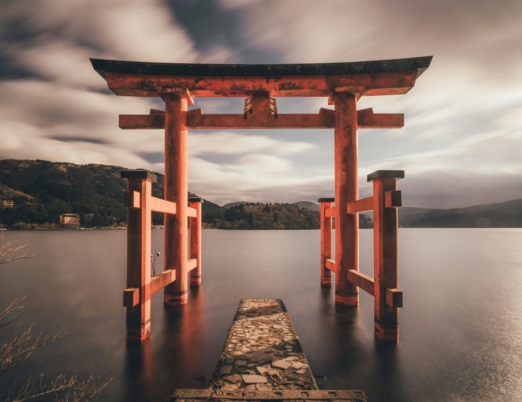 un torii giapponese rosso su uno specchio d'acqua