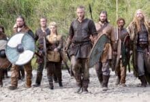 scena iconica dalla prima stagione di vikings dove i vichinghi combattono contro gli inglesi appena sbarcati sulla spiaggia