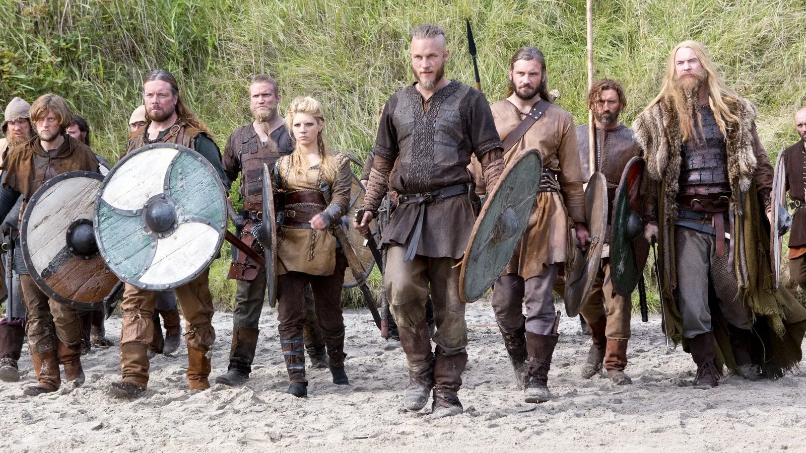 scena iconica dalla prima stagione di vikings dove i vichinghi combattono contro gli inglesi appena sbarcati sulla spiaggia